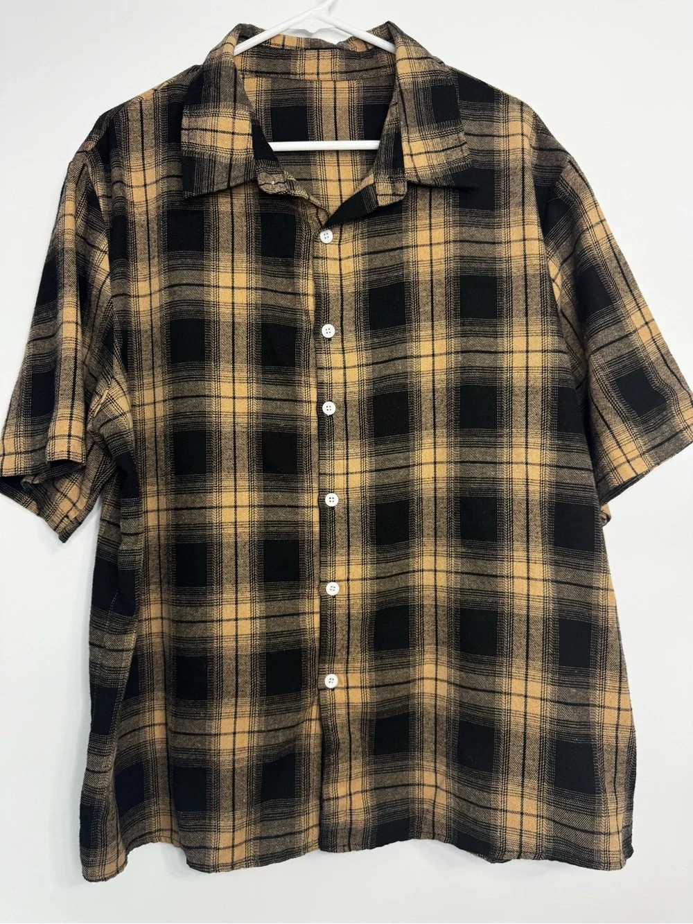 Men's Short-Sleeve Plaid Button-Down Shirt — Black & Tan